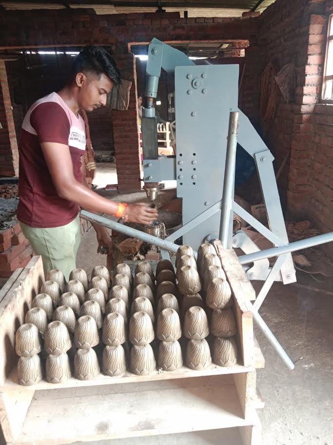 अंबेडकरनगर में इलेक्ट्रिक चाक से मिट्टी के बर्तन तैयार करते कारीगर