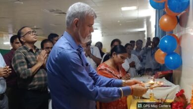 अंबेडकरनगर के महामाया मेडिकल कॉलेज के ऑपरेशन थिएटर में विश्वकर्मा पूजा के दौरान चिकित्सा उपकरणों की पूजा करते प्रधानाचार्य।