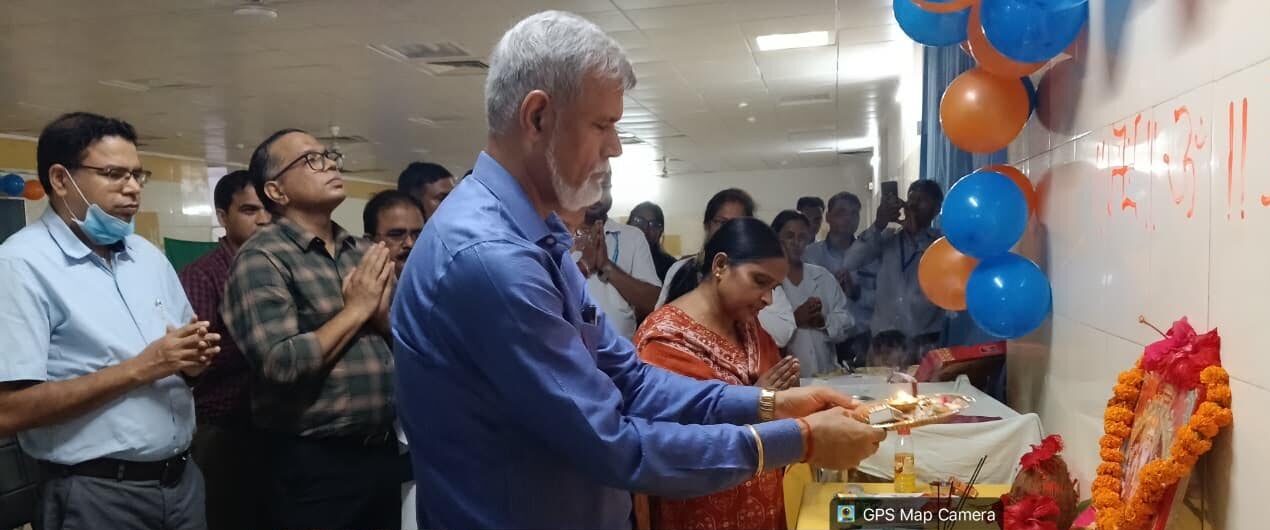 अंबेडकरनगर के महामाया मेडिकल कॉलेज के ऑपरेशन थिएटर में विश्वकर्मा पूजा के दौरान चिकित्सा उपकरणों की पूजा करते प्रधानाचार्य।
