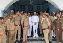 अकबरपुर में आलापुर विधायक त्रिभुवन दत्त के आवास के बाहर तैनात पुलिसकर्मी।