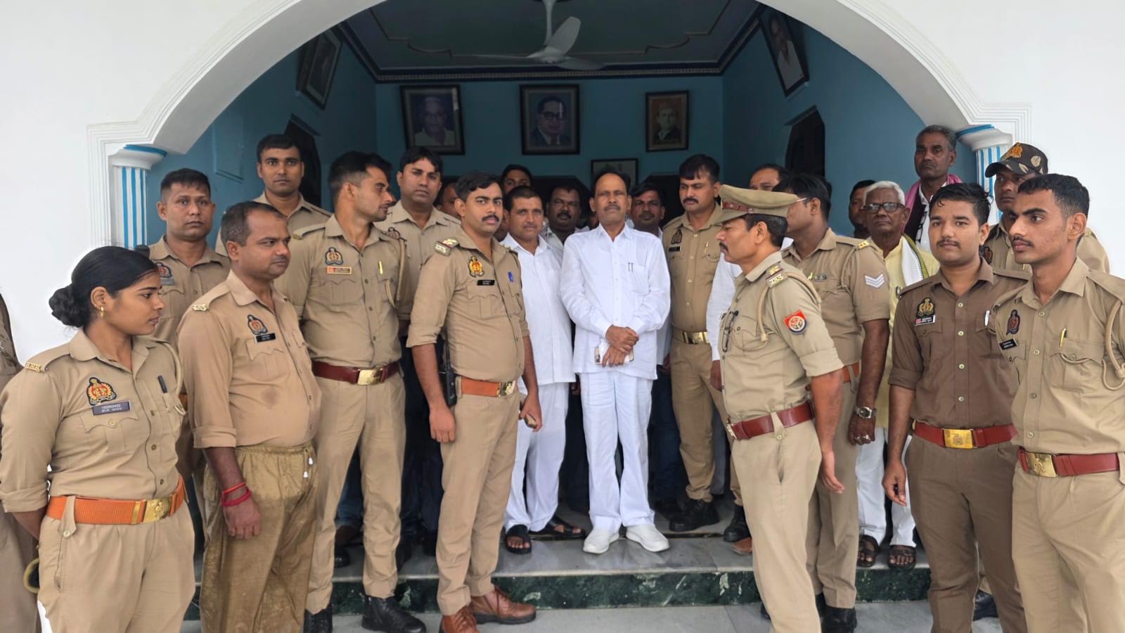 अकबरपुर में आलापुर विधायक त्रिभुवन दत्त के आवास के बाहर तैनात पुलिसकर्मी।