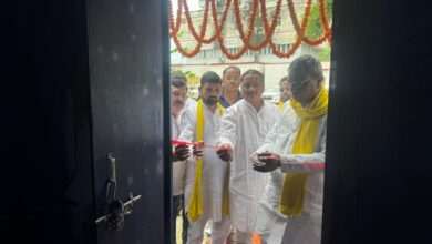 अंबेडकरनगर के प्राथमिक विद्यालय अकबरपुर में नक्षत्रशाला लैब में टेलीस्कोप और वैज्ञानिक उपकरण.