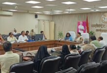 नगर निकायों की बैठक में अधिकारियों को निर्देश देतीं डीएम ईशा प्रिया