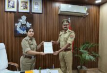 अंबेडकरनगर में एसपी प्राची सिंह पुलिसकर्मियों को प्रशस्ति पत्र देकर सम्मानित करते हुए