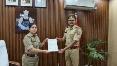 अंबेडकरनगर में एसपी प्राची सिंह पुलिसकर्मियों को प्रशस्ति पत्र देकर सम्मानित करते हुए