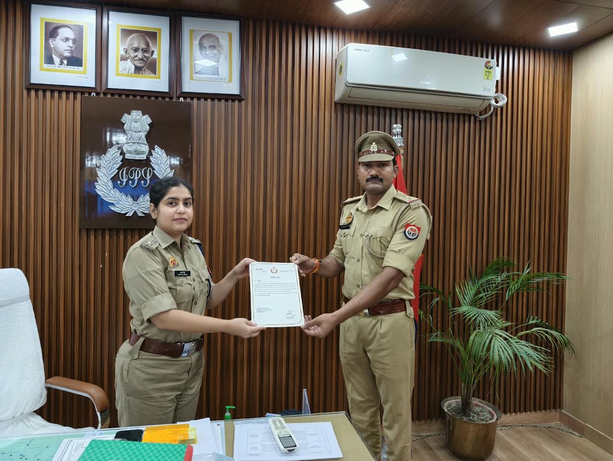 अंबेडकरनगर में एसपी प्राची सिंह पुलिसकर्मियों को प्रशस्ति पत्र देकर सम्मानित करते हुए