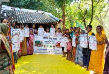 अंबेडकरनगर के आजनपारा में पोषण जागरूकता कार्यक्रम में ग्रामीणों को संतुलित आहार की जानकारी देते आयोजक