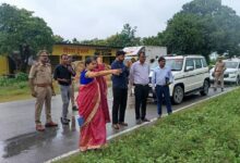 अंबेडकरनगर में बारिश से प्रभावित खेतों का निरीक्षण करतीं डीएम ईशा प्रिया और एसपी प्राची सिंह।