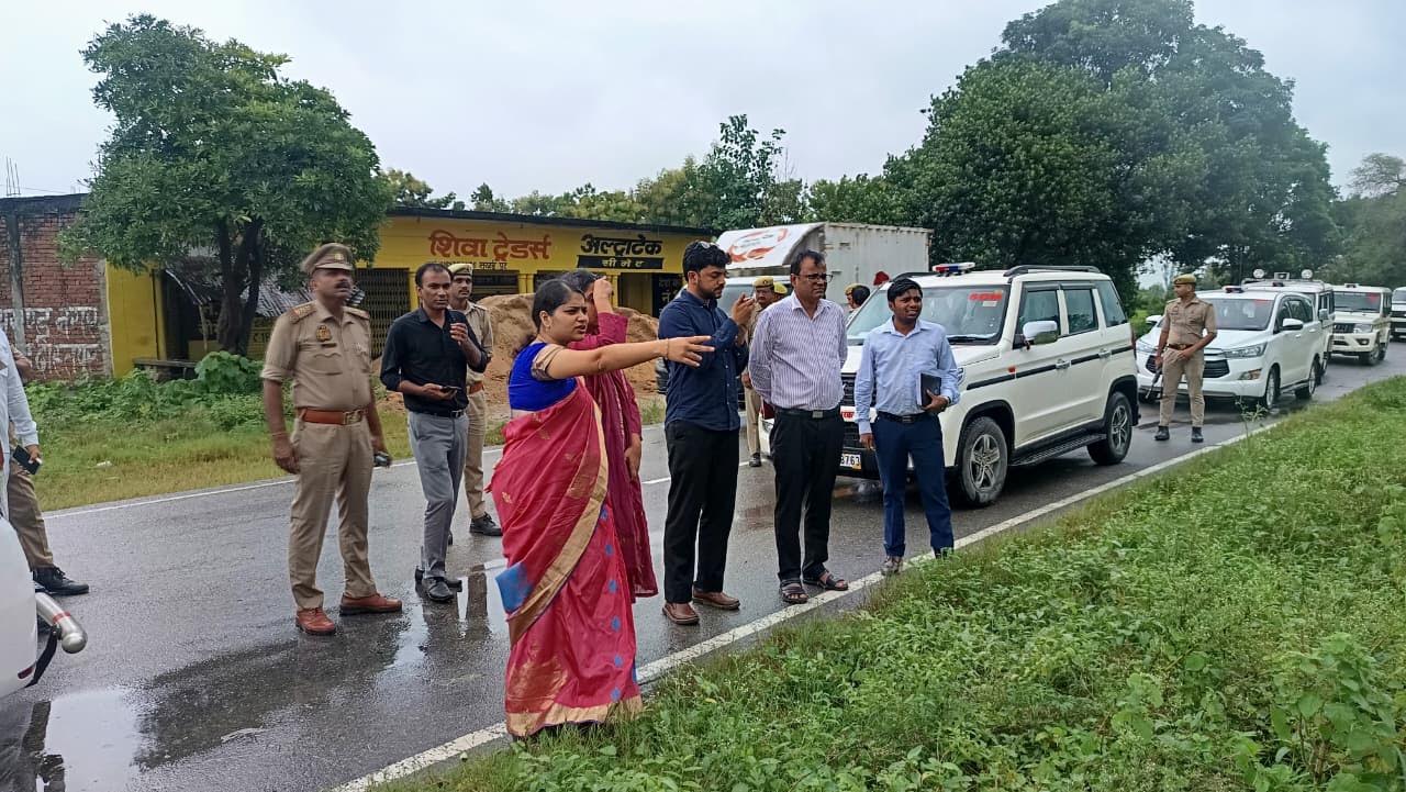 अंबेडकरनगर में बारिश से प्रभावित खेतों का निरीक्षण करतीं डीएम ईशा प्रिया और एसपी प्राची सिंह।