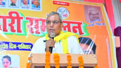 अंबेडकरनगर में अखिलेश यादव के भगवा रथ और नीले साफे पर टिप्पणी करते ओम प्रकाश राजभर