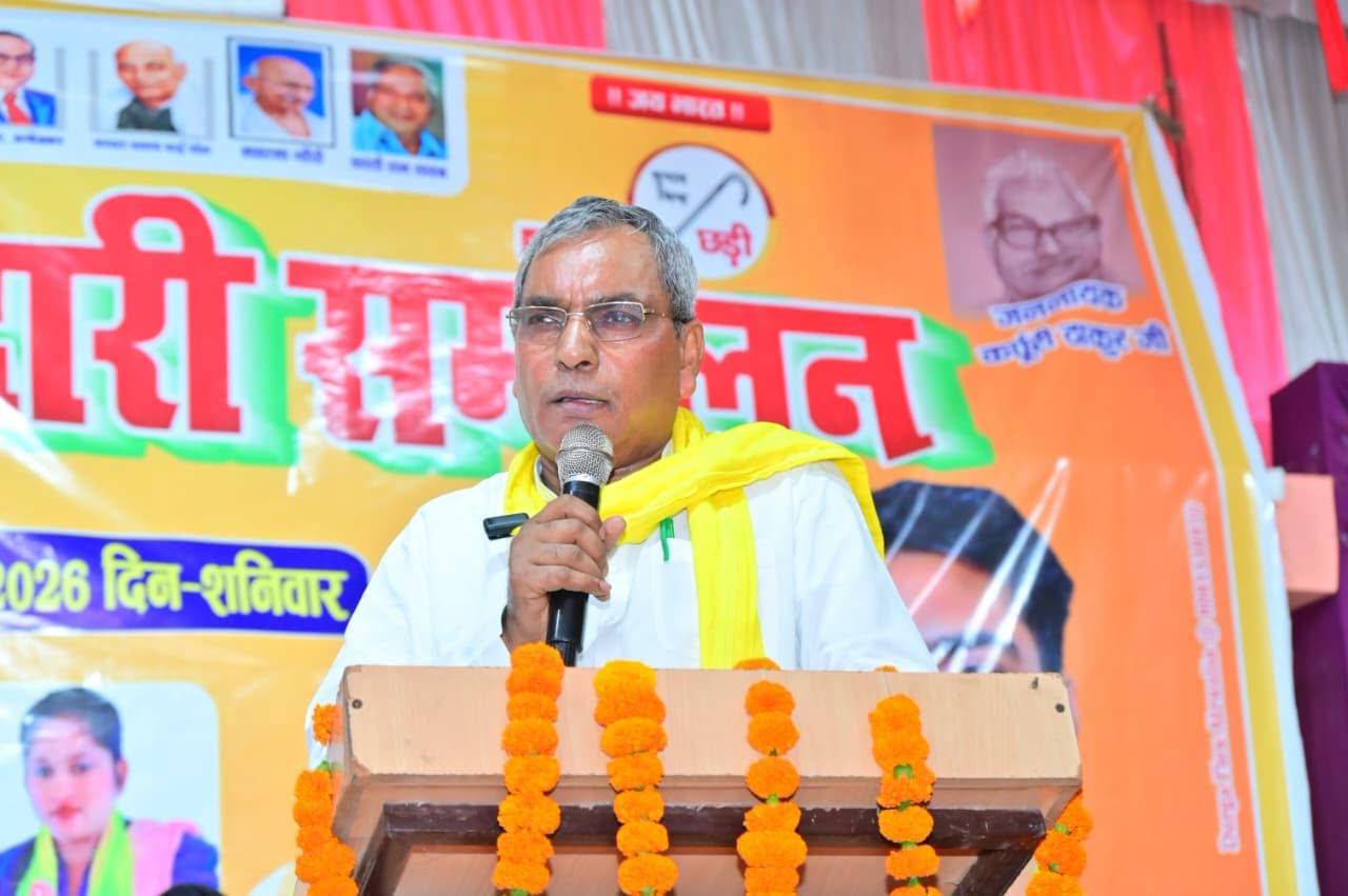 अंबेडकरनगर में अखिलेश यादव के भगवा रथ और नीले साफे पर टिप्पणी करते ओम प्रकाश राजभर