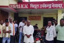 अंबेडकरनगर के नेवादा बिजली उपकेंद्र पर बिजली समस्या की शिकायत लेकर पहुंचे ग्रामीण