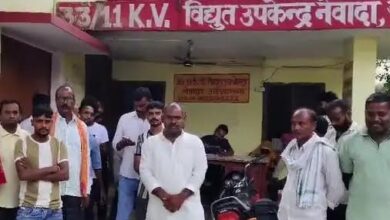 अंबेडकरनगर के नेवादा बिजली उपकेंद्र पर बिजली समस्या की शिकायत लेकर पहुंचे ग्रामीण
