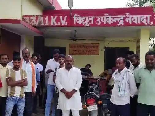 अंबेडकरनगर के नेवादा बिजली उपकेंद्र पर बिजली समस्या की शिकायत लेकर पहुंचे ग्रामीण