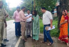 गौहन्ना गांव में रोवर GNSS तकनीक से भूमि सीमांकन करते राजस्व कर्मचारी