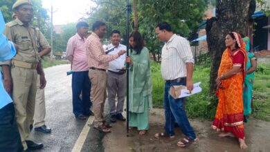 गौहन्ना गांव में रोवर GNSS तकनीक से भूमि सीमांकन करते राजस्व कर्मचारी