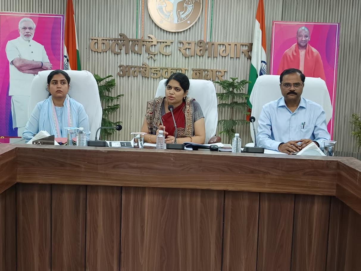 अंबेडकरनगर कलेक्ट्रेट में संचारी रोग नियंत्रण एवं दस्तक अभियान की समीक्षा बैठक।