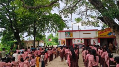 अंबेडकरनगर के विद्यालय में नशामुक्ति अभियान के दौरान जागरूकता कार्यक्रम में शामिल विद्यार्थी