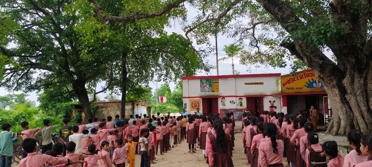 अंबेडकरनगर के विद्यालय में नशामुक्ति अभियान के दौरान जागरूकता कार्यक्रम में शामिल विद्यार्थी