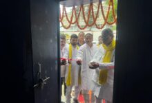 अंबेडकरनगर के प्राथमिक विद्यालय अकबरपुर में नक्षत्रशाला लैब में टेलीस्कोप देखते प्रभारी मंत्री ओम प्रकाश राजभर