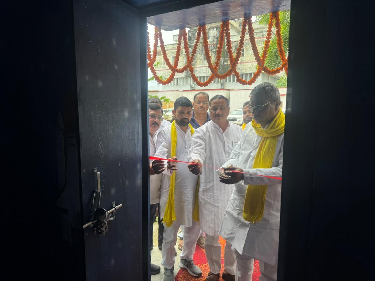 अंबेडकरनगर के प्राथमिक विद्यालय अकबरपुर में नक्षत्रशाला लैब में टेलीस्कोप देखते प्रभारी मंत्री ओम प्रकाश राजभर