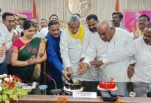 अंबेडकरनगर में सेवा संकल्प अभियान की तैयारियों को लेकर अधिकारियों के साथ बैठक करते प्रभारी मंत्री ओमप्रकाश राजभर।