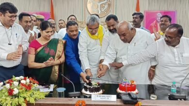 अंबेडकरनगर में सेवा संकल्प अभियान की तैयारियों को लेकर अधिकारियों के साथ बैठक करते प्रभारी मंत्री ओमप्रकाश राजभर।