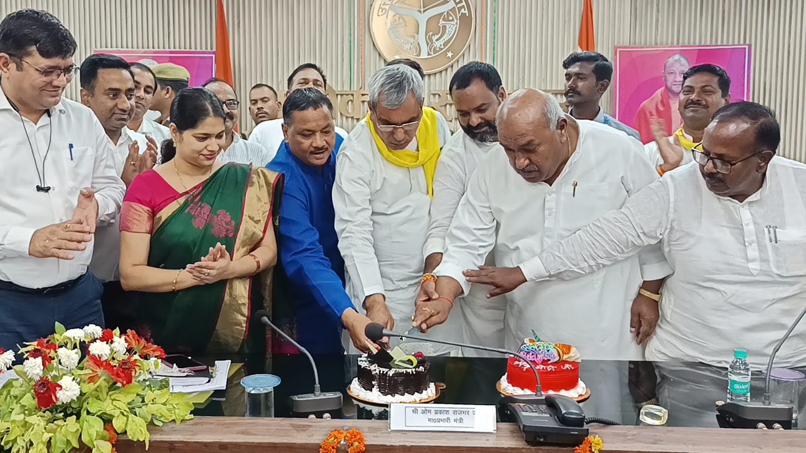 अंबेडकरनगर में सेवा संकल्प अभियान की तैयारियों को लेकर अधिकारियों के साथ बैठक करते प्रभारी मंत्री ओमप्रकाश राजभर।