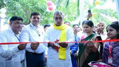 अंबेडकरनगर जिला चिकित्सालय में सेवा संकल्प अभियान के तहत रक्तदान करते लोग।