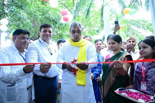 अंबेडकरनगर जिला चिकित्सालय में सेवा संकल्प अभियान के तहत रक्तदान करते लोग।