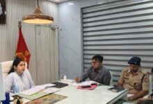 अंबेडकरनगर में राजपत्रित अधिकारियों के साथ समीक्षा बैठक करतीं एसपी प्राची सिंह।