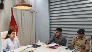 अंबेडकरनगर में राजपत्रित अधिकारियों के साथ समीक्षा बैठक करतीं एसपी प्राची सिंह।