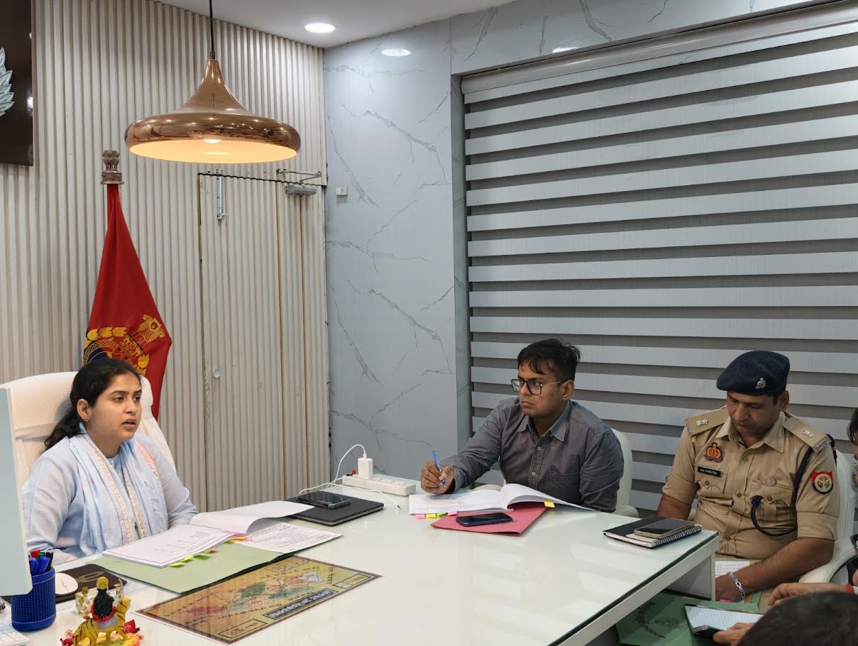 अंबेडकरनगर में राजपत्रित अधिकारियों के साथ समीक्षा बैठक करतीं एसपी प्राची सिंह।