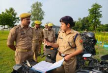अंबेडकरनगर रिजर्व पुलिस लाइन में साप्ताहिक परेड का निरीक्षण करतीं पुलिस अधीक्षक प्राची सिंह।