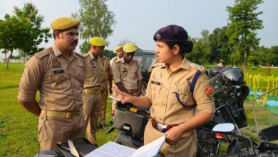 अंबेडकरनगर रिजर्व पुलिस लाइन में साप्ताहिक परेड का निरीक्षण करतीं पुलिस अधीक्षक प्राची सिंह।