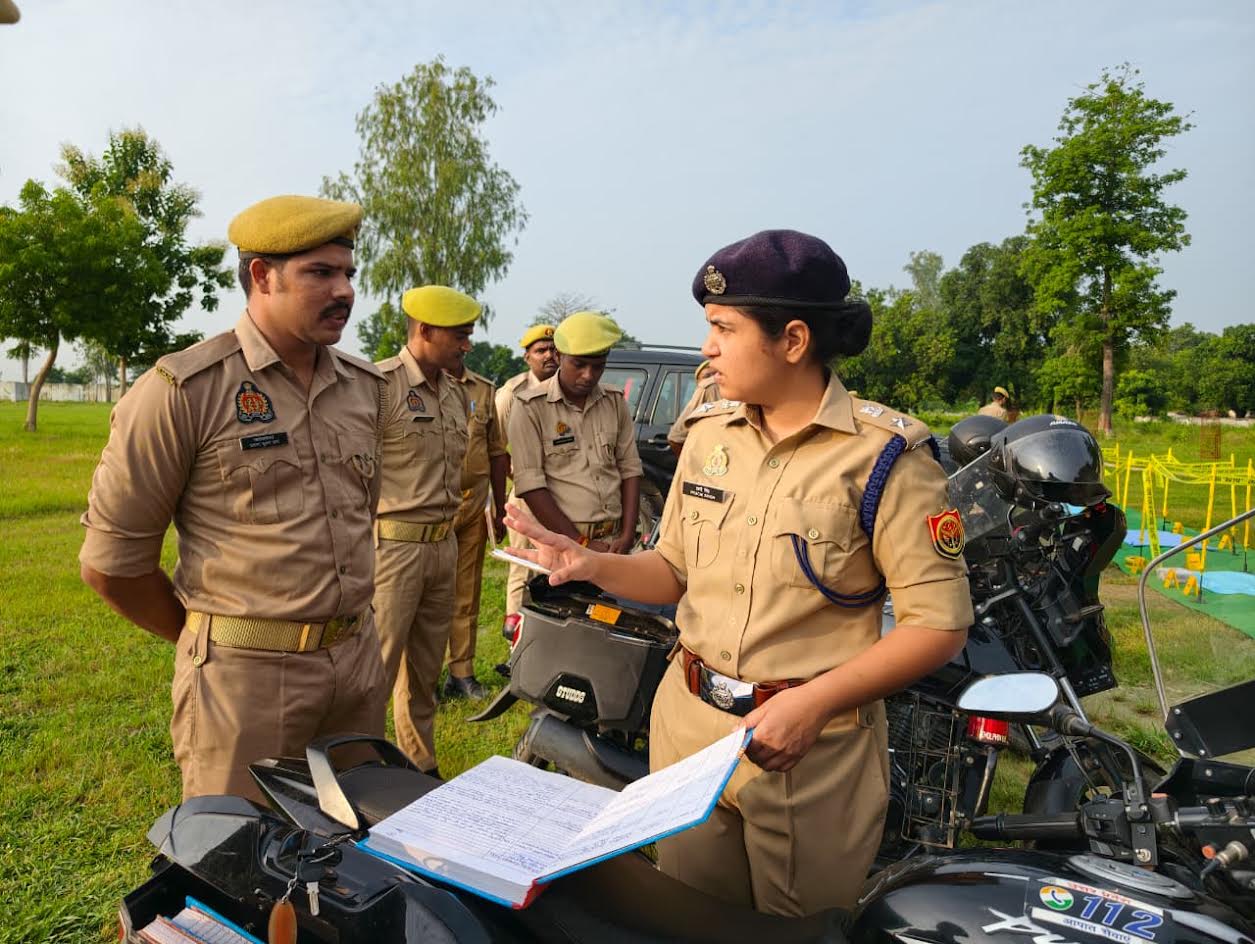 अंबेडकरनगर रिजर्व पुलिस लाइन में साप्ताहिक परेड का निरीक्षण करतीं पुलिस अधीक्षक प्राची सिंह।