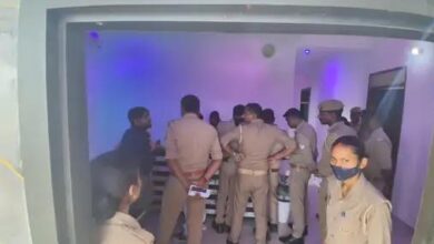 अंबेडकरनगर के जलालपुर में स्पा सेंटर पर छापेमारी के दौरान जांच करती प्रशासन और पुलिस की टीम।