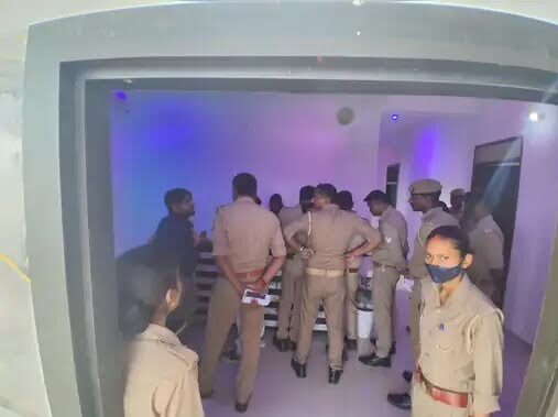 अंबेडकरनगर के जलालपुर में स्पा सेंटर पर छापेमारी के दौरान जांच करती प्रशासन और पुलिस की टीम।