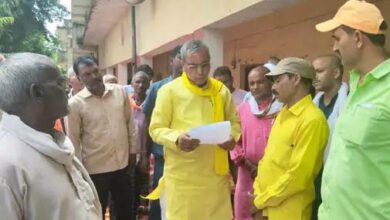अंबेडकरनगर के सुलेमपुर में जन चौपाल के दौरान ग्रामीणों से समस्याएं सुनते प्रभारी मंत्री ओम प्रकाश राजभर।