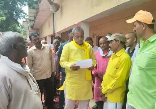 अंबेडकरनगर के सुलेमपुर में जन चौपाल के दौरान ग्रामीणों से समस्याएं सुनते प्रभारी मंत्री ओम प्रकाश राजभर।