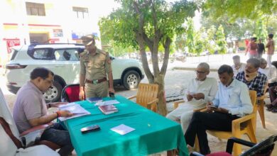 महरुआ थाने में थाना दिवस के दौरान फरियादियों की समस्याएं सुनते अपर पुलिस अधीक्षक पश्चिमी हरेंद्र कुमार।