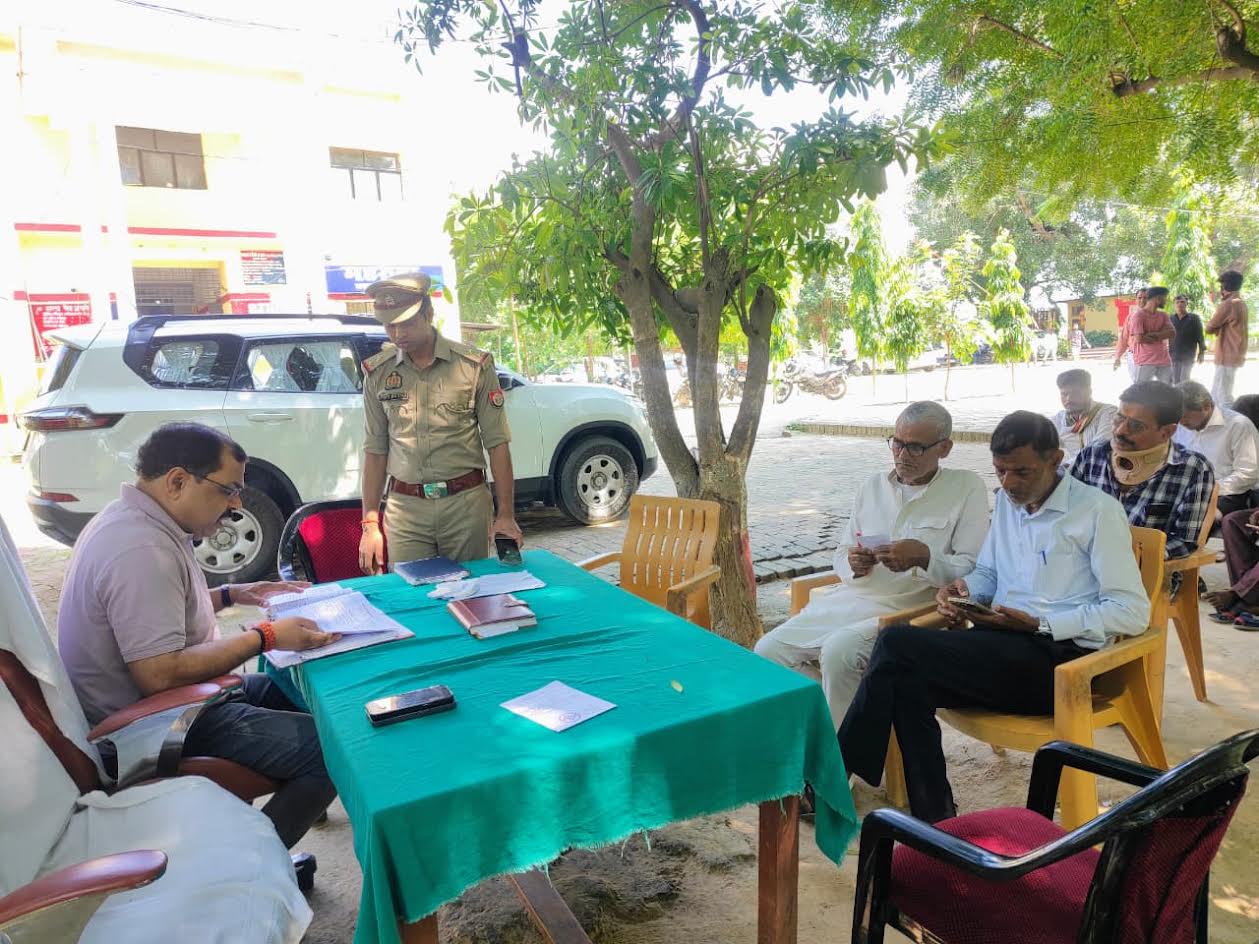 महरुआ थाने में थाना दिवस के दौरान फरियादियों की समस्याएं सुनते अपर पुलिस अधीक्षक पश्चिमी हरेंद्र कुमार।