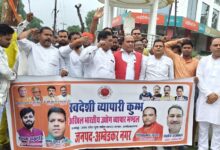 पटेलनगर तिराहे से स्वदेशी व्यापारिक कुंभ के लिए रवाना होते अंबेडकरनगर के व्यापारी