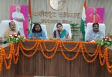 अंबेडकरनगर में नगरीय विकास कार्यों की समीक्षा बैठक में अधिकारी और जनप्रतिनिधि।
