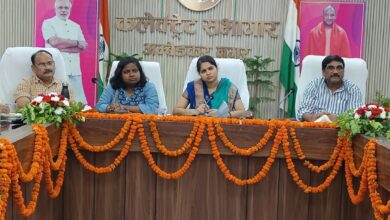 अंबेडकरनगर में नगरीय विकास कार्यों की समीक्षा बैठक में अधिकारी और जनप्रतिनिधि।