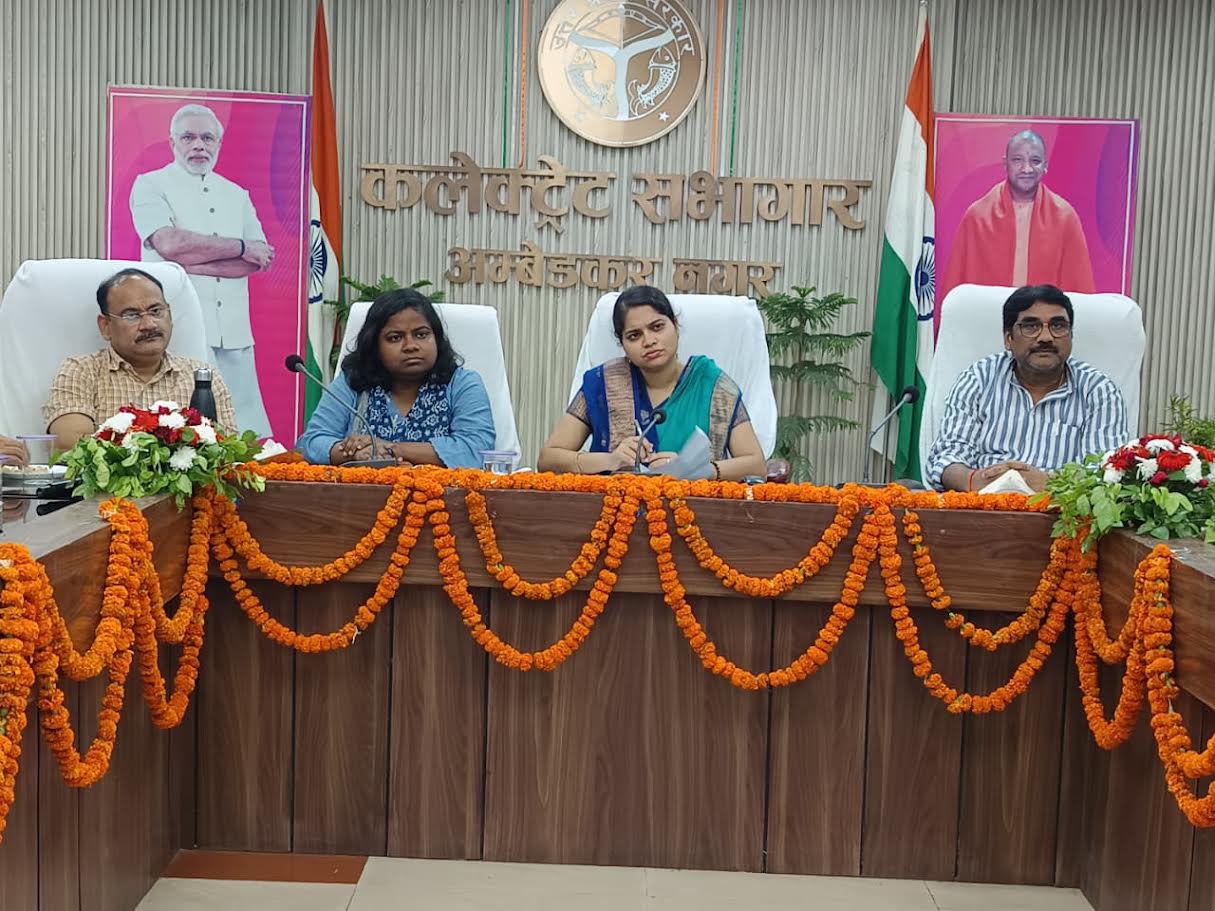 अंबेडकरनगर में नगरीय विकास कार्यों की समीक्षा बैठक में अधिकारी और जनप्रतिनिधि।