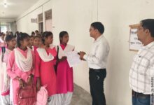 विद्यार्थियों को फॉर्म-6, 7 और 8 की जानकारी देते निर्वाचन अधिकारी