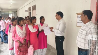 विद्यार्थियों को फॉर्म-6, 7 और 8 की जानकारी देते निर्वाचन अधिकारी
