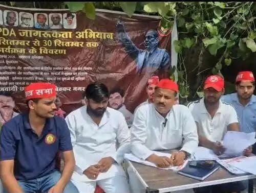 अंबेडकरनगर में अखिलेश यादव से जुड़े विवादित पोस्टर।