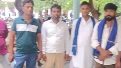 अंबेडकरनगर के आलापुर में एसडीएम को ज्ञापन सौंपते आजाद समाज पार्टी और भीम आर्मी के कार्यकर्ता